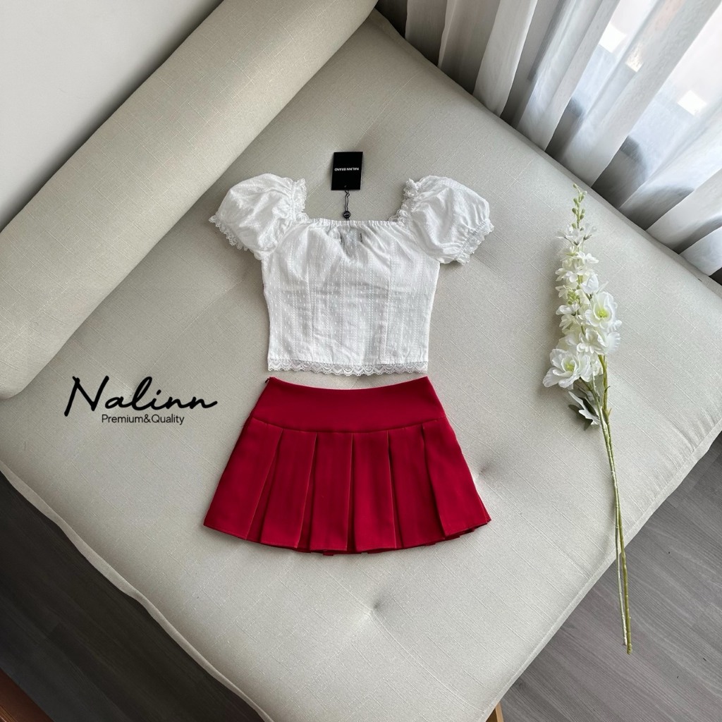 NALINN Set เสื้อขาวแขนตุ๊กตาคอวี+กระโปรงจีบรอบสีแดง - รูปที่ 3