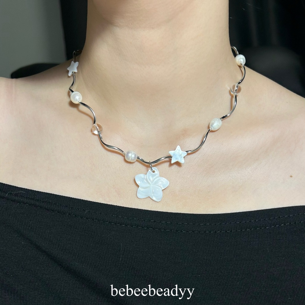 สร้อยคอมุก พร้อมจี้ดอกไม้ ✿🤍 | สร้อยมุกน้ำจืด (Twisted Necklace Collection)