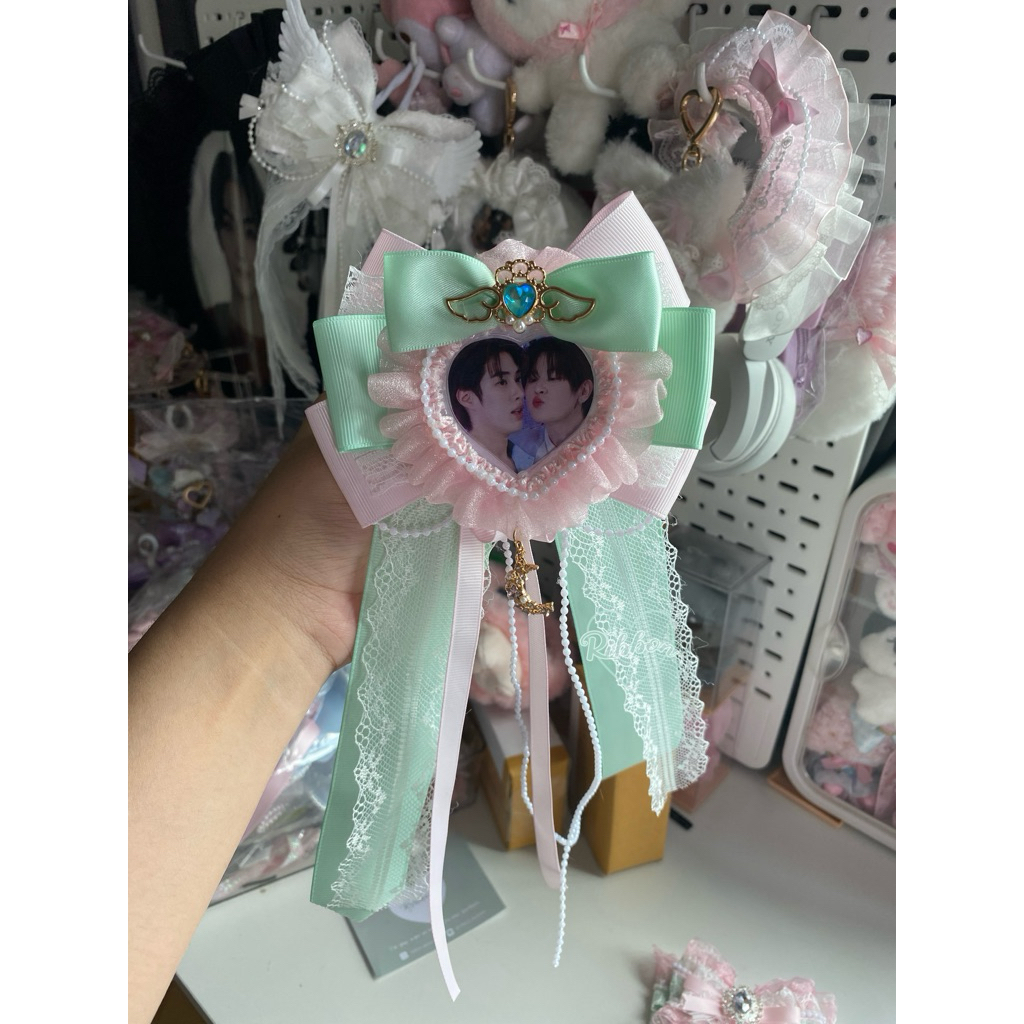 โบว์ติดเเท่งไฟพร้อมจี้กรอบรูป มีหลายสี✨ งานเเฮนด์เมด อ่านก่อนสั่งซื้อนะค้า💓