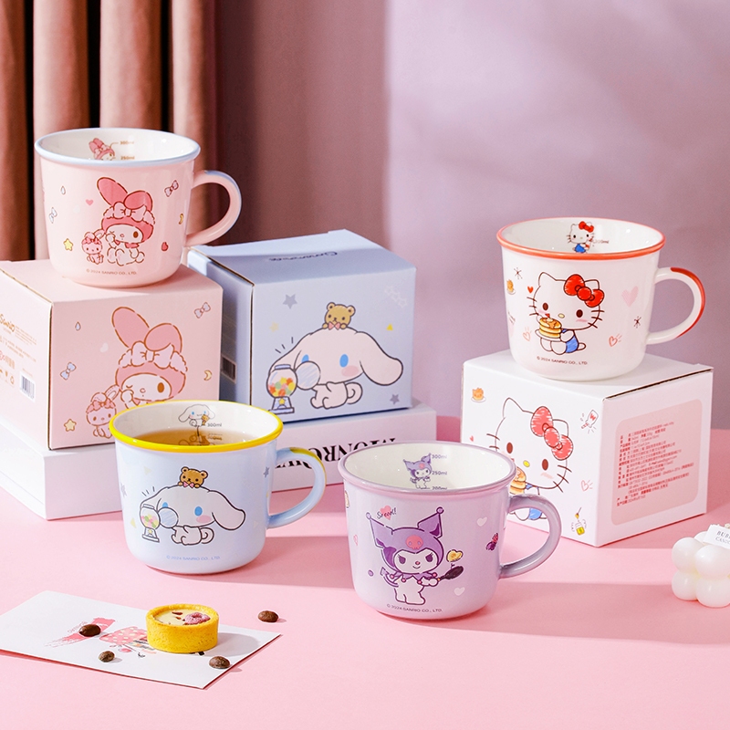 【ของแท้พร้อมส่ง】Sanrio แก้วนม แก้วกาแฟ 340ml ลายน่ารัก สีสดใส มีขีดวัด เหมาะเป็นของขวัญ
