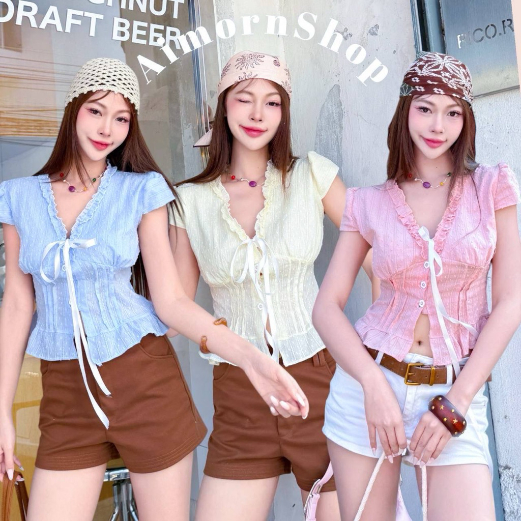 🔥aimorn_shop🔥 เสื้อครอป แต่งคอวีระบายน่ารักๆ เพิ่มดีเทลแต่งกระดุมหน้า3เม็ด เว้าแหวกหน้าเซ็กซี่สุดๆ