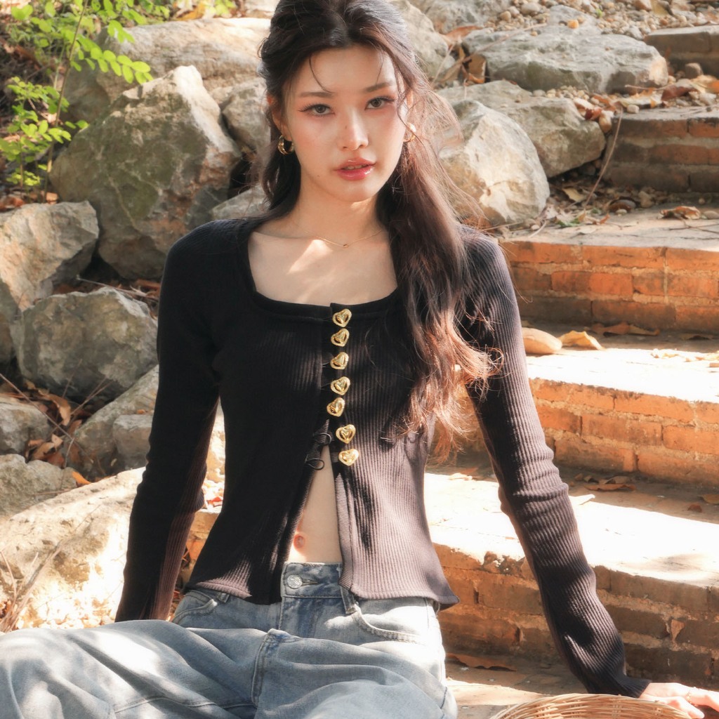 LUCA STUDIO_Black Camila top ไซส์L (Pre-order 6 June) - เสื้อแขนยาว ผ้ายืดคอตต้อนสีดำ ดีเทลกระดุมหัวใจสีทอง