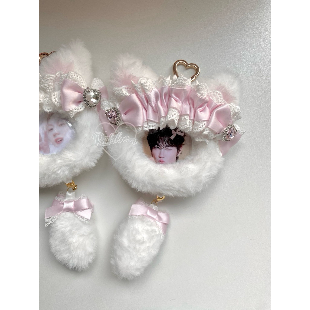 พวงกุญเเจ Handmadeใส่รูปได้ มีเเบบสวมเเท่งไฟค่ะ ส่งรูปมาให้ทางร้านปริ้นให้ได้ค่ะ💗(สามารถคัสตอมโทนสีเเละคาเเรคเตอร์ได้)