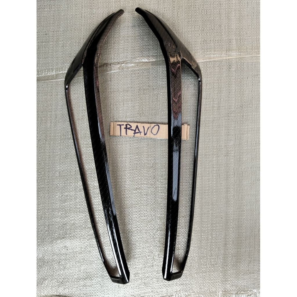 ครอบไฟหน้า รถ Toyota travo 2026 ลายแค็บล่าดำ ตรงรุ่นซ้ายขวามีกาวสองหน้าพร้อมแปะติด ( รหัส 93921159 ) ราคา ถูกที่สุด ดีลบีเคเค แกลเลอรีภาพที่ 8