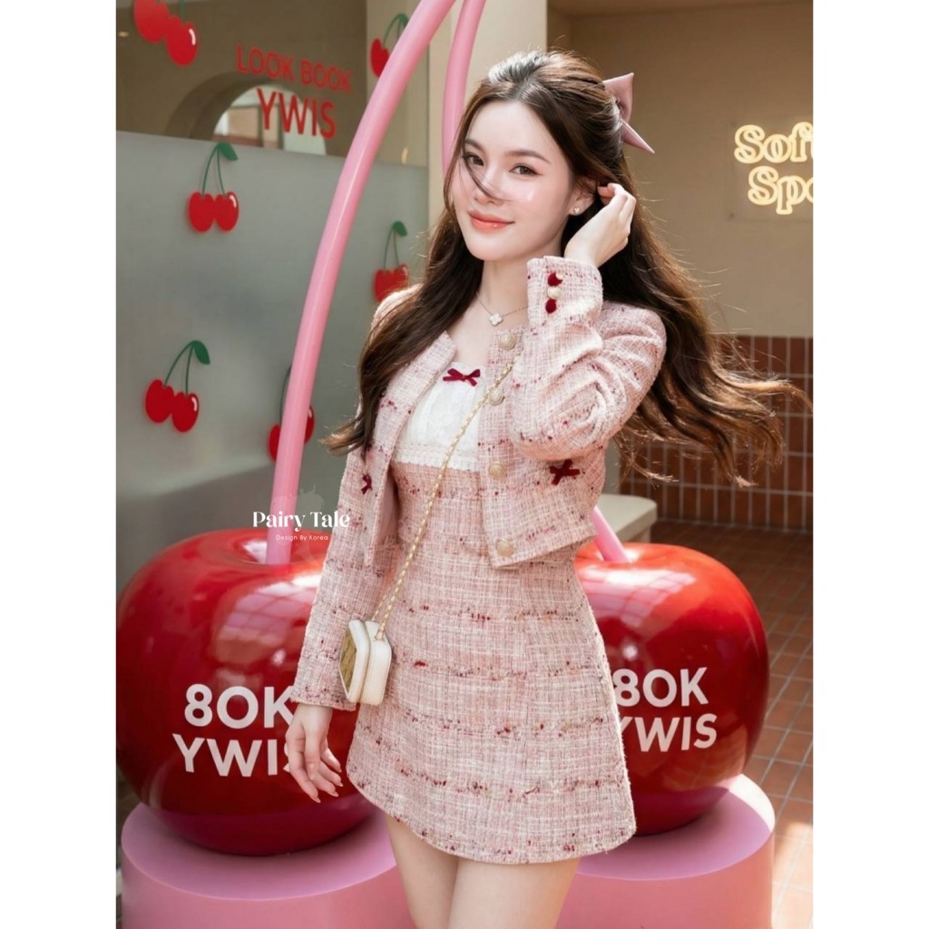 [PAIRY TALE] เดรสทวิวแขนกุดตัดต่อผ้าลูกไม้สีขาว แมตเสื้อคลุมแขนยาวติดโบว์แดง รุ่นนี้ผ้าทวิสสีชมพูแดง - รูปที่ 3