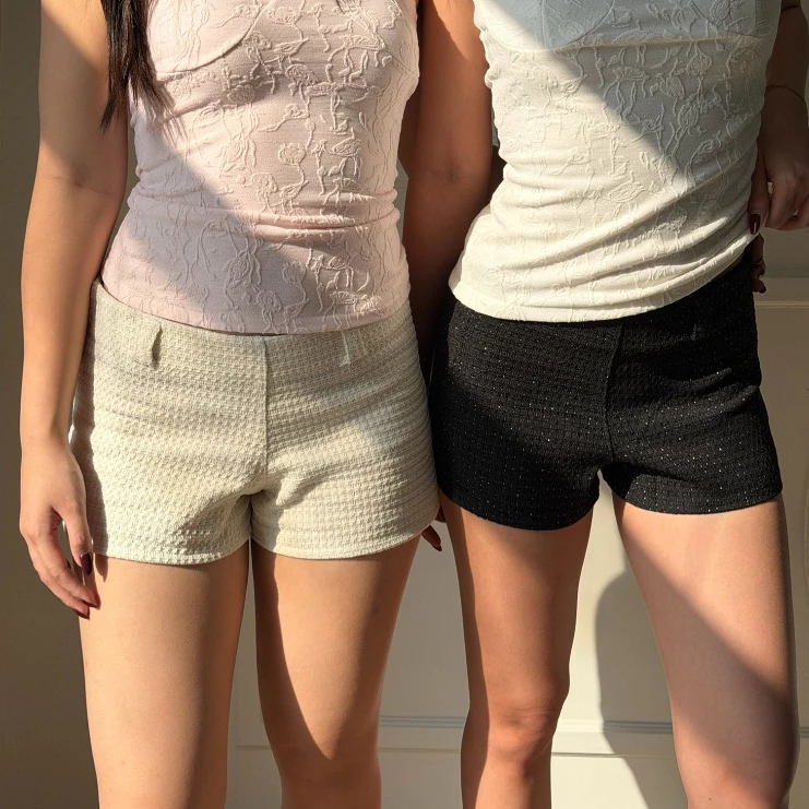 shelby shorts by Duex Studio (XS-2XL) กางเกงขาสั้นผ้าทวิตglitterทรงเอวต่ำกำลังดี