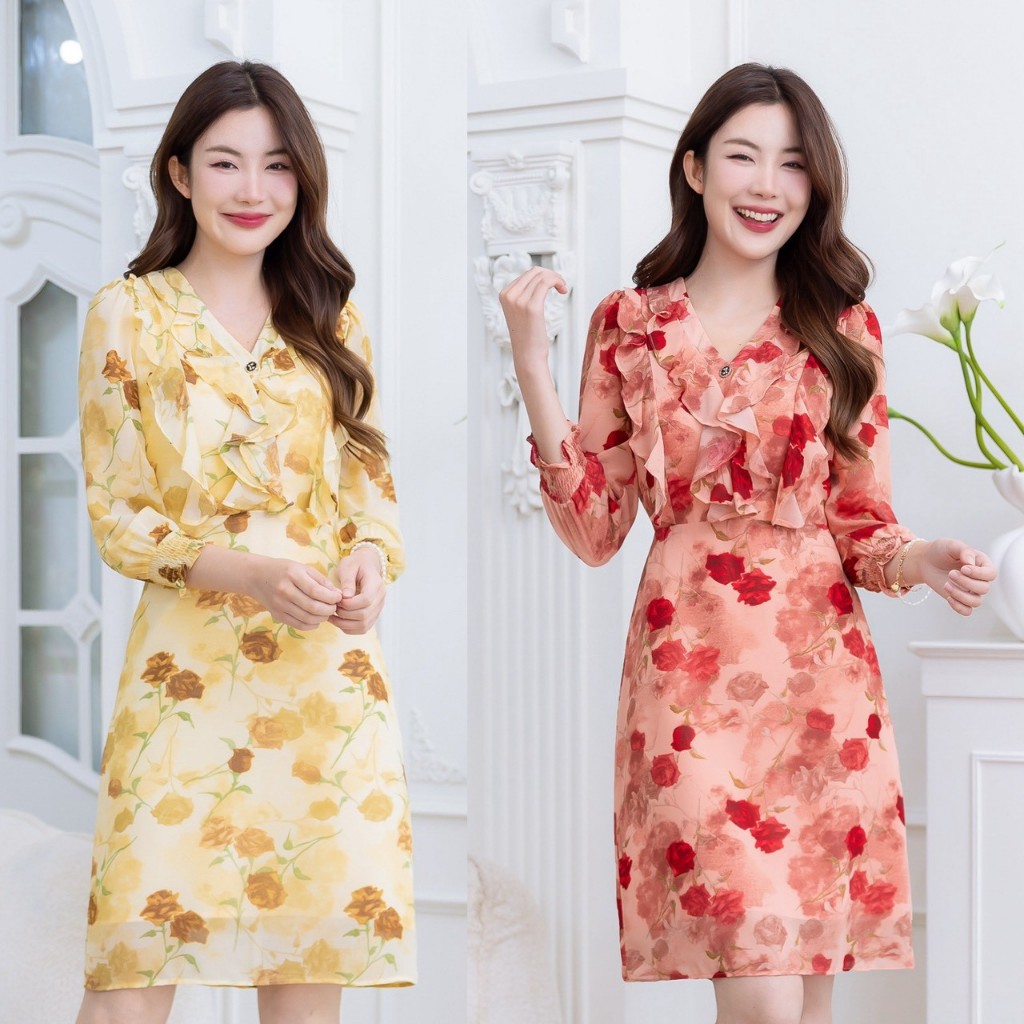 เดรสผ้าชีฟองลายกุหลาบ มีดีเทลสวยช่วงอก เป็นระบายสวยพริ้วมีวอลุ่ม มีกระดุมหน้าเปิดได้จริง ช่วงปลายแขนเป็นแขนจั้มสวย