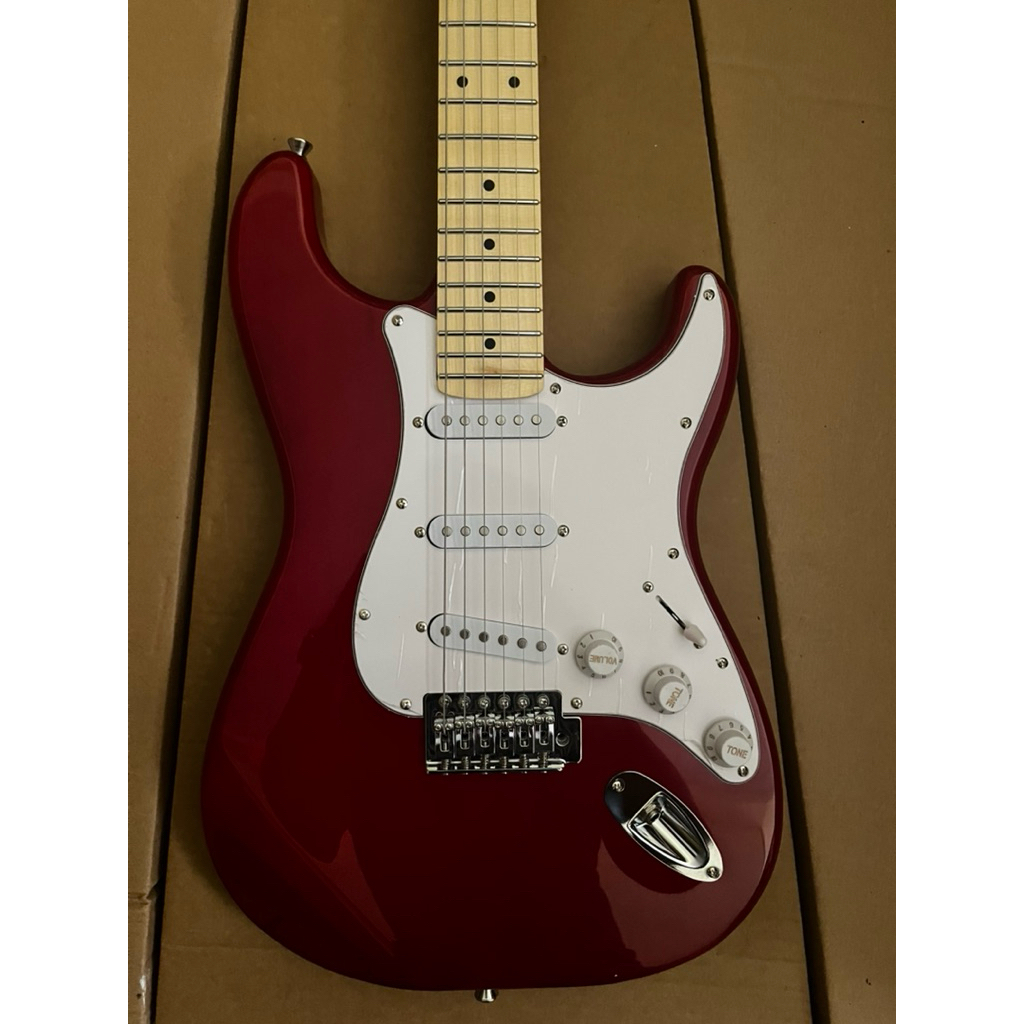 กีต้าร์ไฟฟ้า Fender Stratocaster Red สินค้าพร้อมจัดส่ง ส่งจากไทย