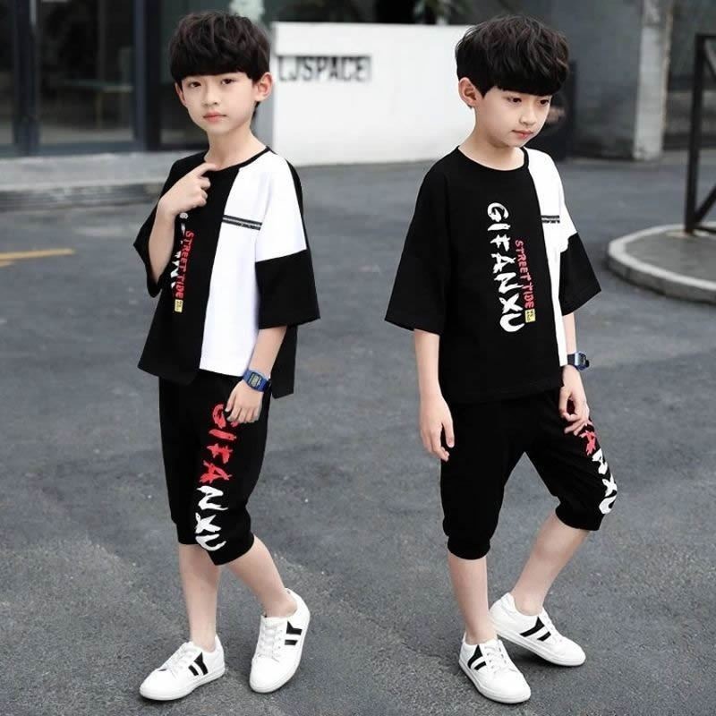 （เสื้อผ้า + กางเกง）เด็กชายชุดฤดูร้อน 2026 ใหม่สุดหล่อแขนสั้นเสื้อยืดลำลองสองชิ้น