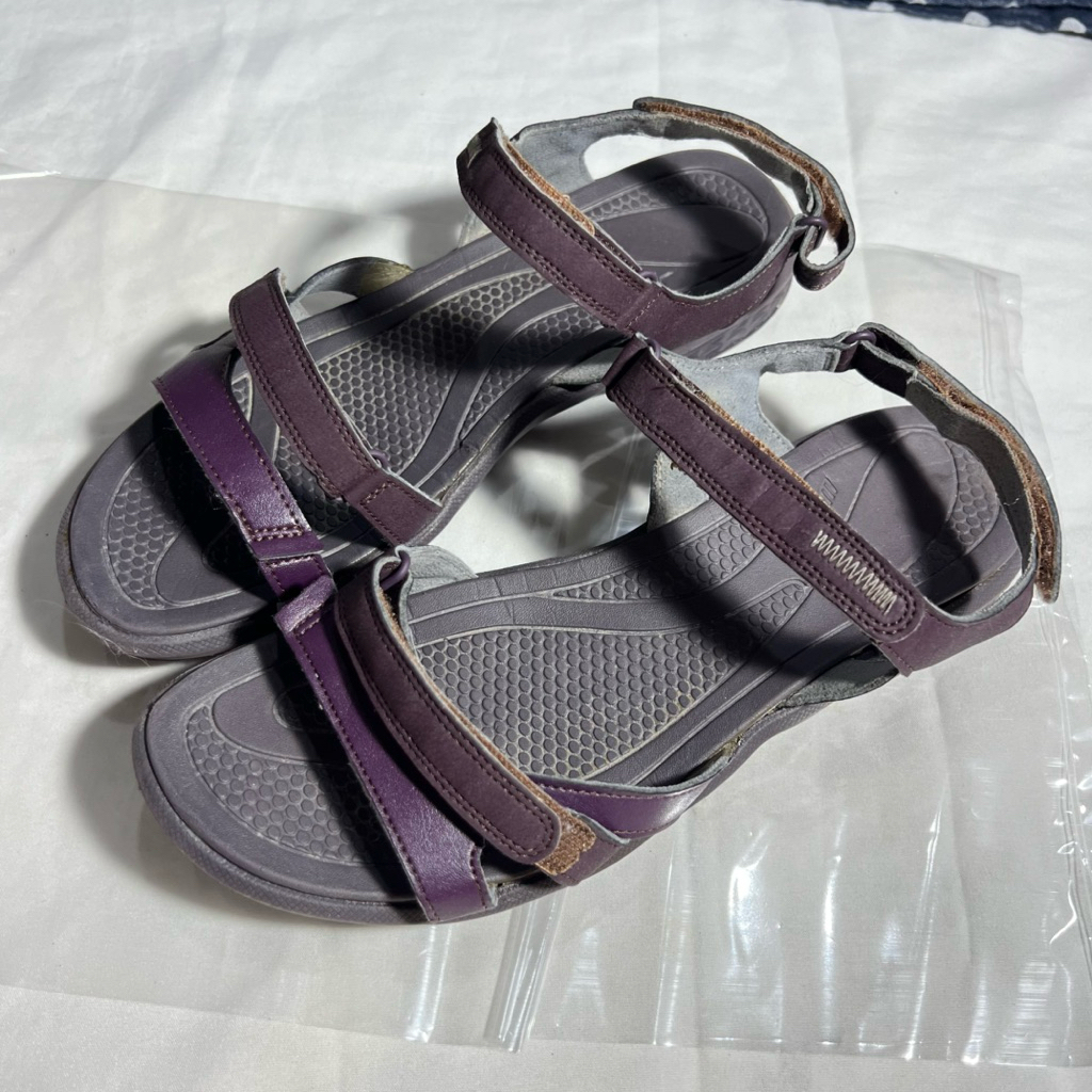 รองเท้าเดินป่าสีม่วง K2 มือสอง