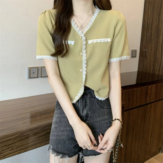 Kicks เสื้อผ้าสตรีคอวี ตกแต่งด้วยลูกไม้สีตัดกันบริเวณหน้าอกและปลายแขน
