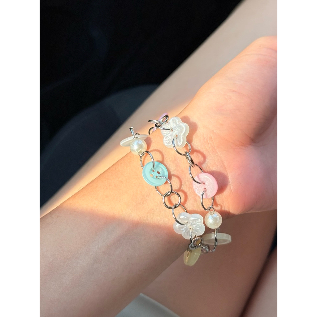 Lookpaadcollections - รุ่นBlossom Button Bracelet สร้อยข้อมือกระดุมดอกไม้โทนสีพาสเทลคลีนๆ