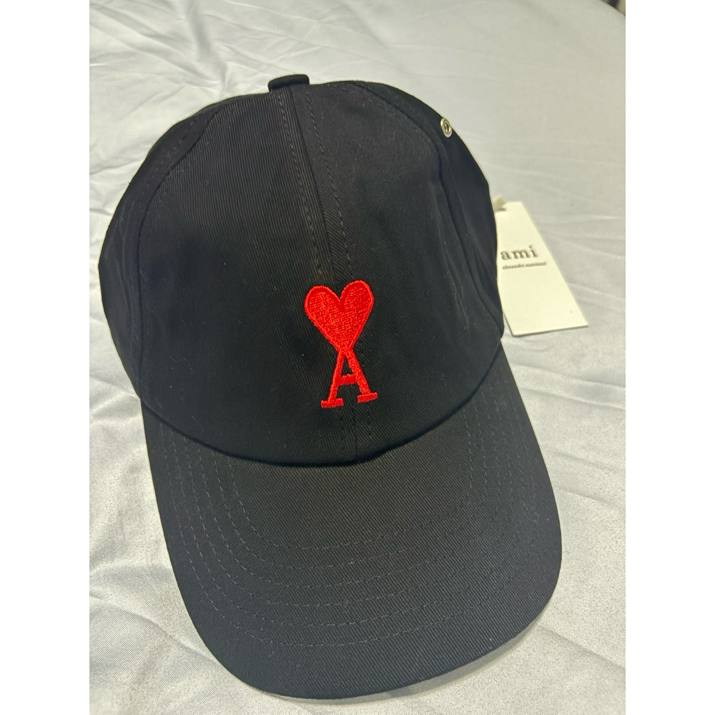 หมวกAmi สีดำปักโลโก้แดง