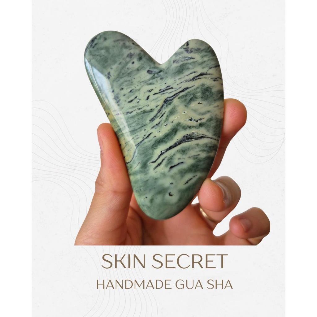 Skin Secret Handmade Pyroxene Gua Sha (Heart shape) กัวซา งานแฮนเมด หินไพรอกซีน หนาพิเศษ นวดหน้าได้นุ่มนวล ราคา ถูกที่สุด ดีลบีเคเค