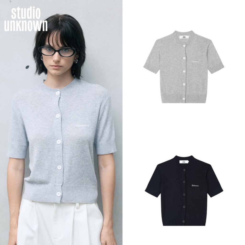 STUDIO UNKNOWN - SS26 Sammy Knit Top เสื้อนิตกระดุมหน้าคอกลมตกแต่งลายปักโลโก้
