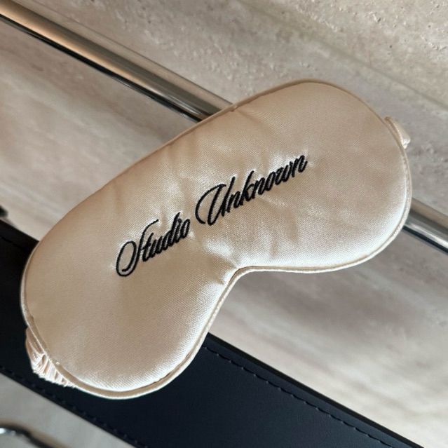STUDIO UNKNOWN - Studio Unknown Sleep Mask ผ้าปิดตาซาตินปักลายStudio Unknownสายยางยืด