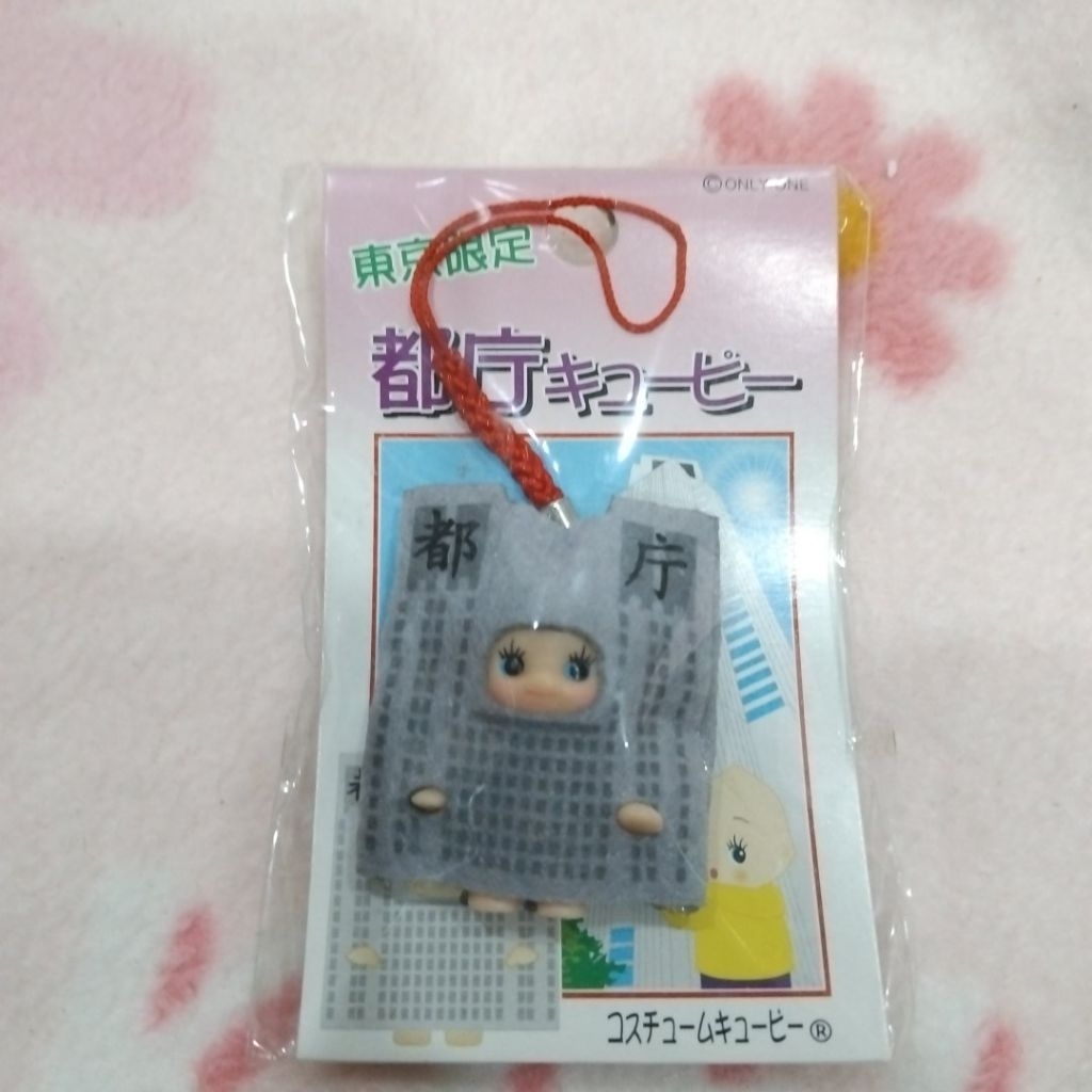 ตุ๊กตาในภาพคือ คิวพี (Kewpie) รุ่นพิเศษ "Tokyo Limited Tocho Kewpie"