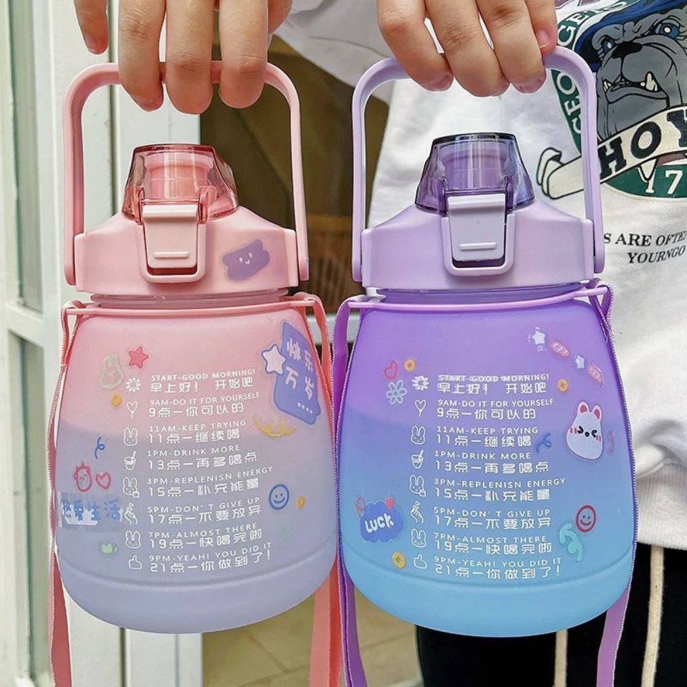 ขวดน้ำ 1.3 ลิตร สีทูโทน / สีใส พร้อมหลอด หูหิ้ววางมือถือได้ มีสายสะพาย พกพาง่าย แถมสติกเกอร์ พร้อมส่ง!!!