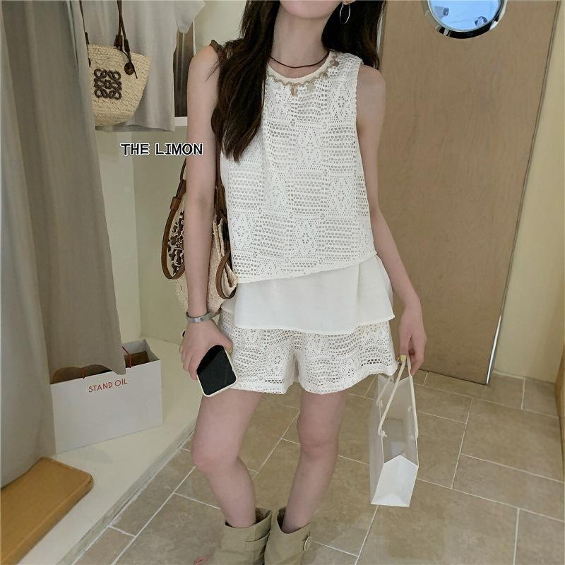 Swan shop ชุดเซ็ตลูกไม้สีเบจ เสื้อแขนกุดคอกลม➕กางเกงขาสั้นทรงหลวม ระบายอากาศดี เหมาะใส่เที่ยว/คาเฟ่/อยู่บ้าน