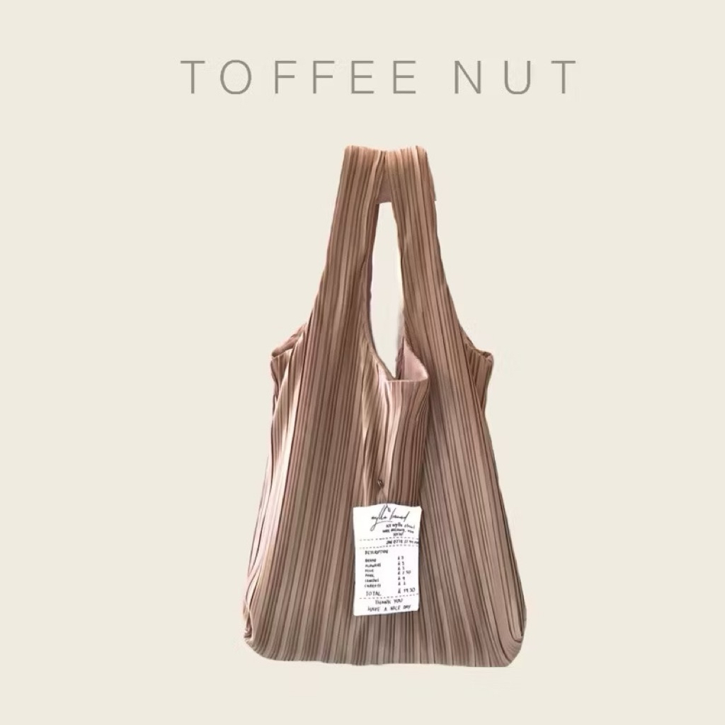 ส่งต่อ Wyllabrand กระเป๋าผ้าพลีท Toffee nut (from 330+)