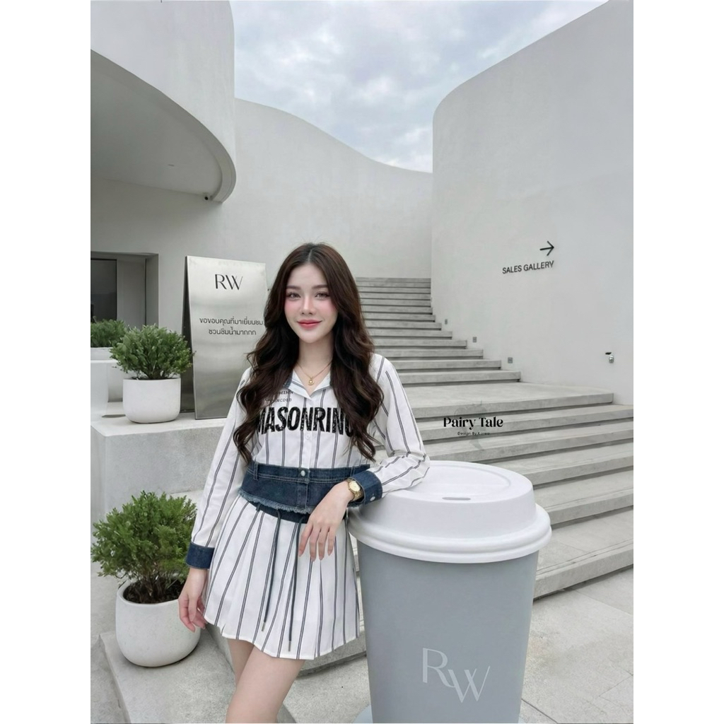 Set 2 ชิ้น เสิ้อเชิ๊ตสีขาวสกรีนลายทางและอักษรตัดต่อปก และขอบเสื้อด้วยผ้ายีนส์+กระโปรงขอบยีนส์มีเชือก