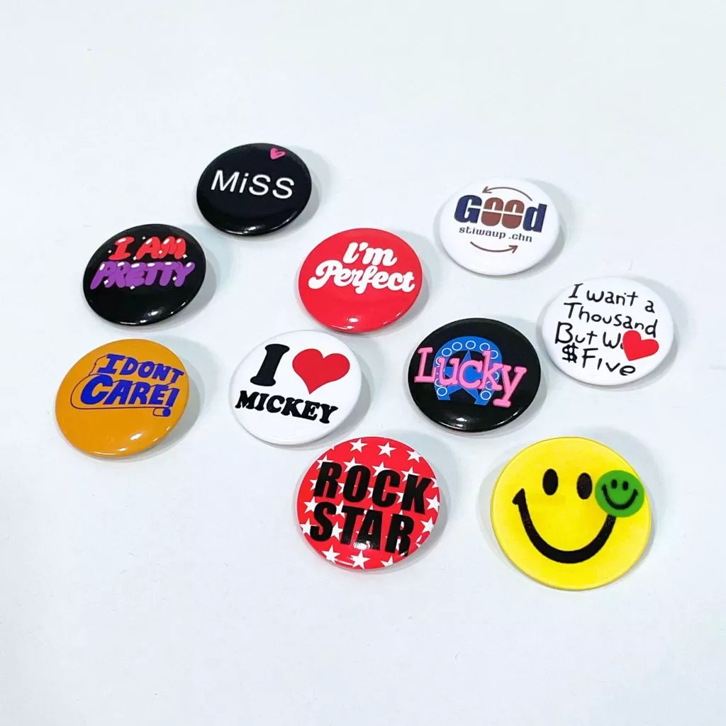 เข็มกลัด ขนาด 3 cm ลายตัวอักษร หลากหลายลาย เลือกแบบได้ สีสันสดใส ติดตกแต่งกระเป๋า ของใช้อเนกประสงค์ ส่งจากไทย!!!
