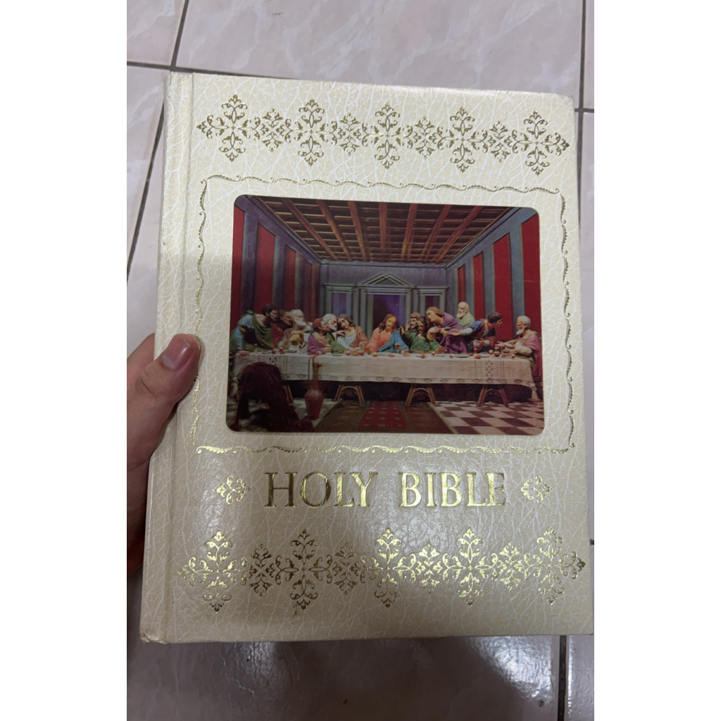 holy bible มือสองเล่มใหญ่มาก