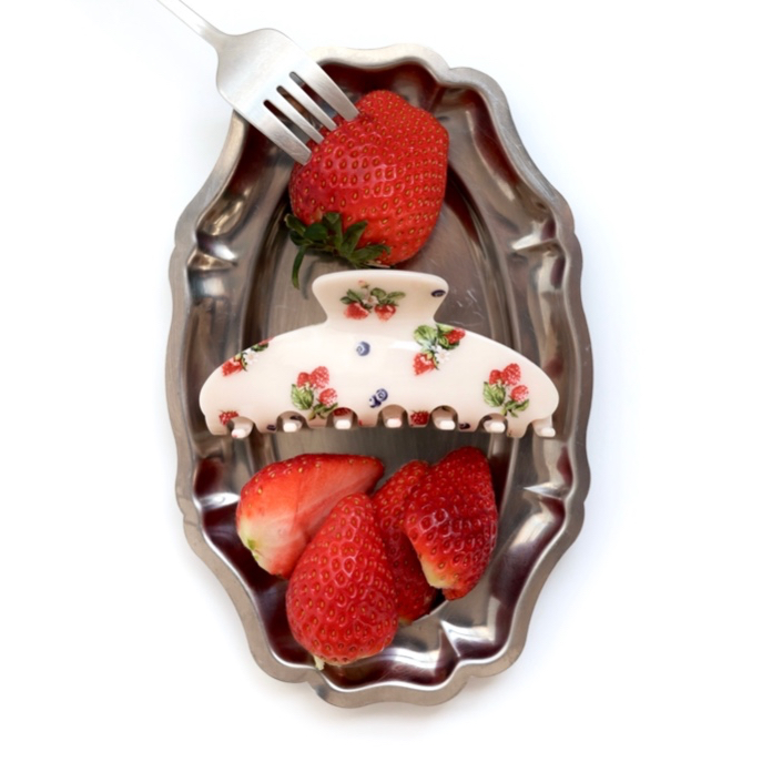 gimmeblessed.co — Cream Berry Tart Hair Claw (Size 10 cm/ *เหมาะสำหรับผมปานกลาง-หนา)