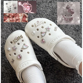 ร้านไทย 🪐💖✨ ตัวติดรองเท้าลายคิตตี้สีเงิน สลับคริสตัสสีชมพู เซ็ต 12 ชิ้น (n.17)