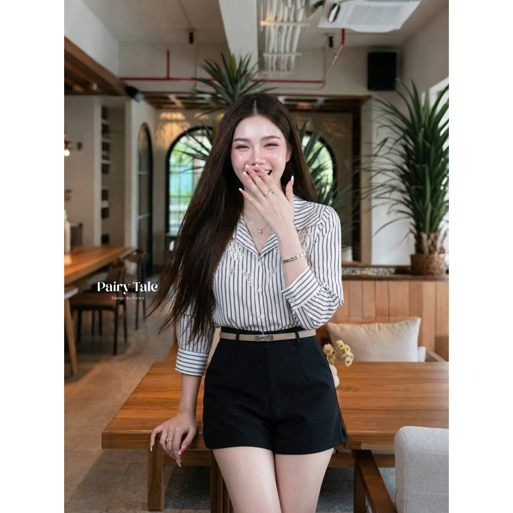 Set 2 ชิ้น เสื้อเชิ๊ตลายทางฟ้าขาวหน้าอกฉลุลายดอกไม้+กางเกงขาสั้นสีดำ แมตเข็มขัดสีเบจ
