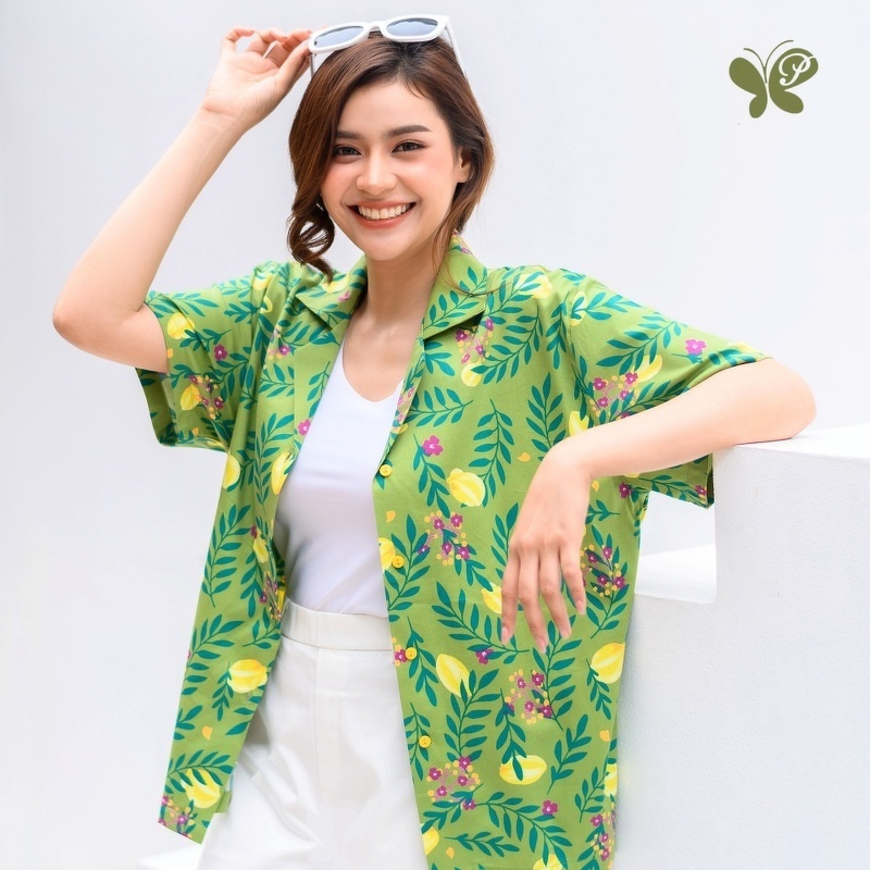 เสื้อเชิ้ตโอเวอร์ไซส์ผู้หญิง [Papillon] Women Oversized Summer Shirt ผ้า Cotton Rayon Twill พิมพ์ลายมะเฟือง (Star Fruit)