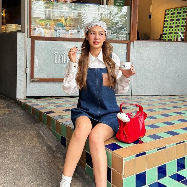 Pomelo ♥ Hello Kitty เดรสยีนส์แต่งกระเป๋าที่อก สีน้ำเงินเข้ม  ไซส์ M ใหม่ป้ายห้อย