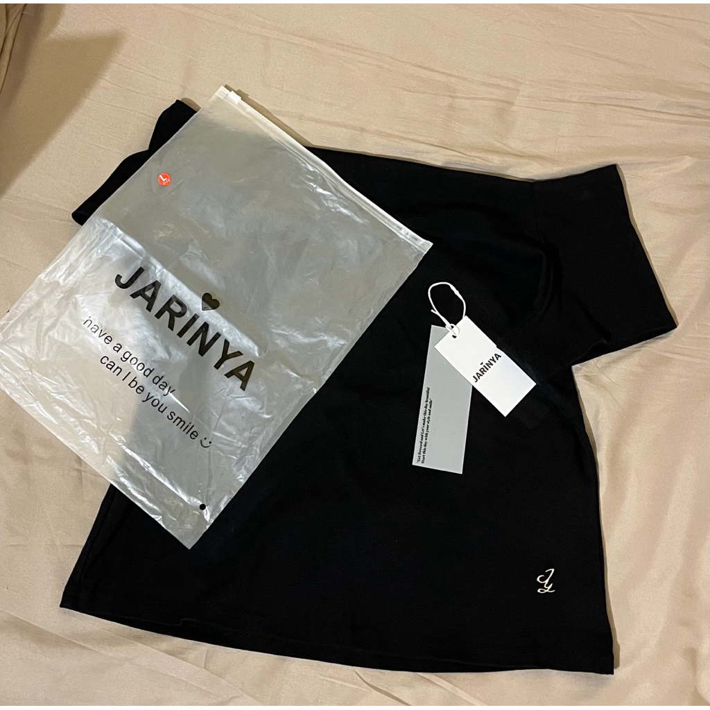 ✨Thrift Shop by kafew : Jarinya ปาดไหล่สีดำ Size: L