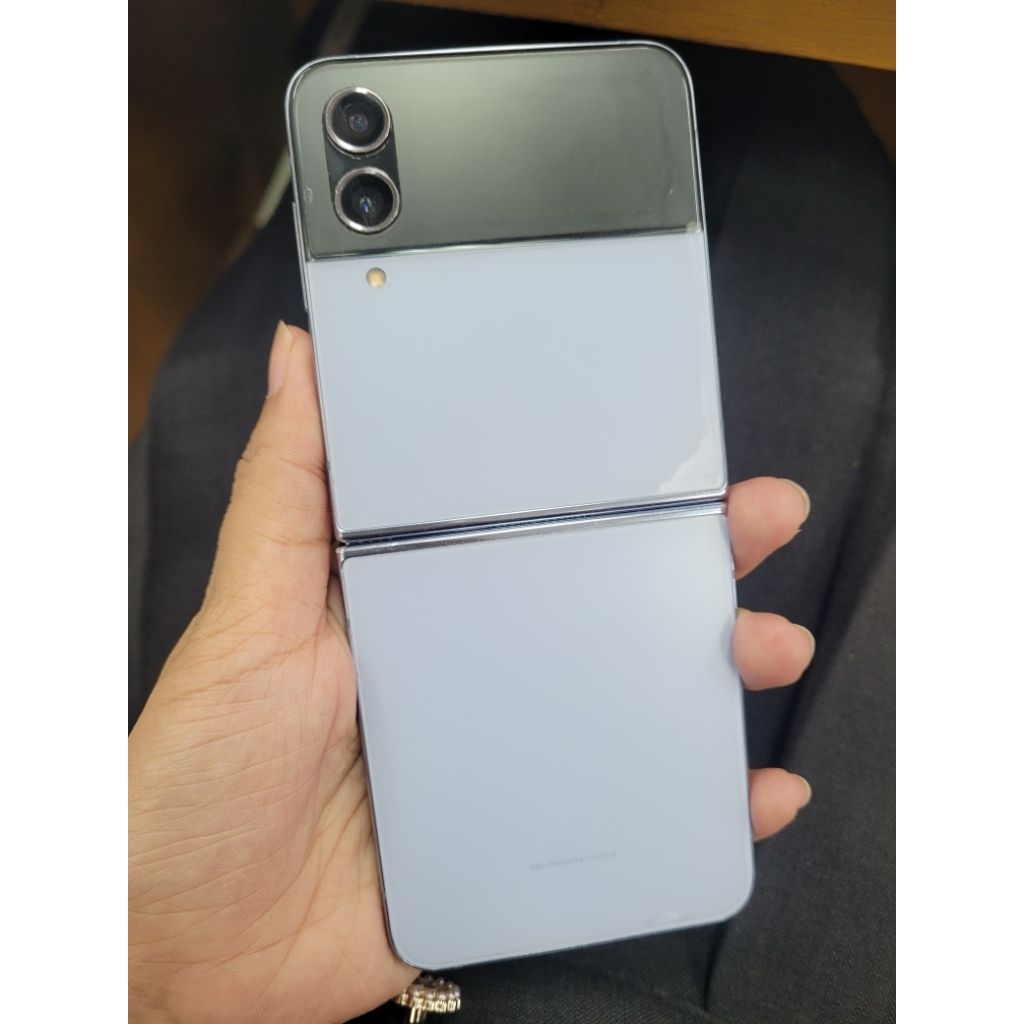 พร้อมส่ง samsung z flip4 256gb สีฟ้า มือสอง จอสวย/ฝาหลังรอย