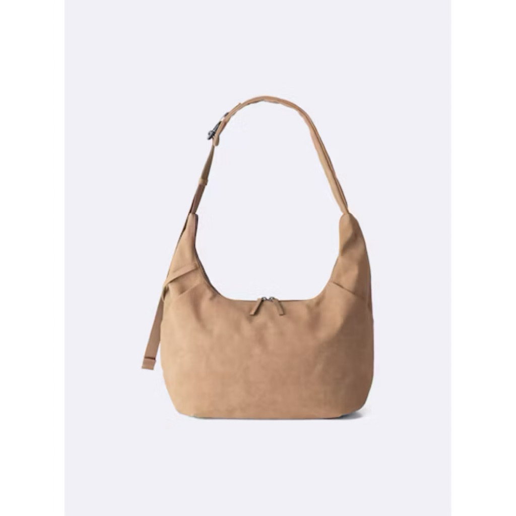 Used once! 🩶 GU Cocoon Suede Unisex Shoulder Bag (from 🇯🇵) กระเป๋าแบรนด์ GU สายปรับได้