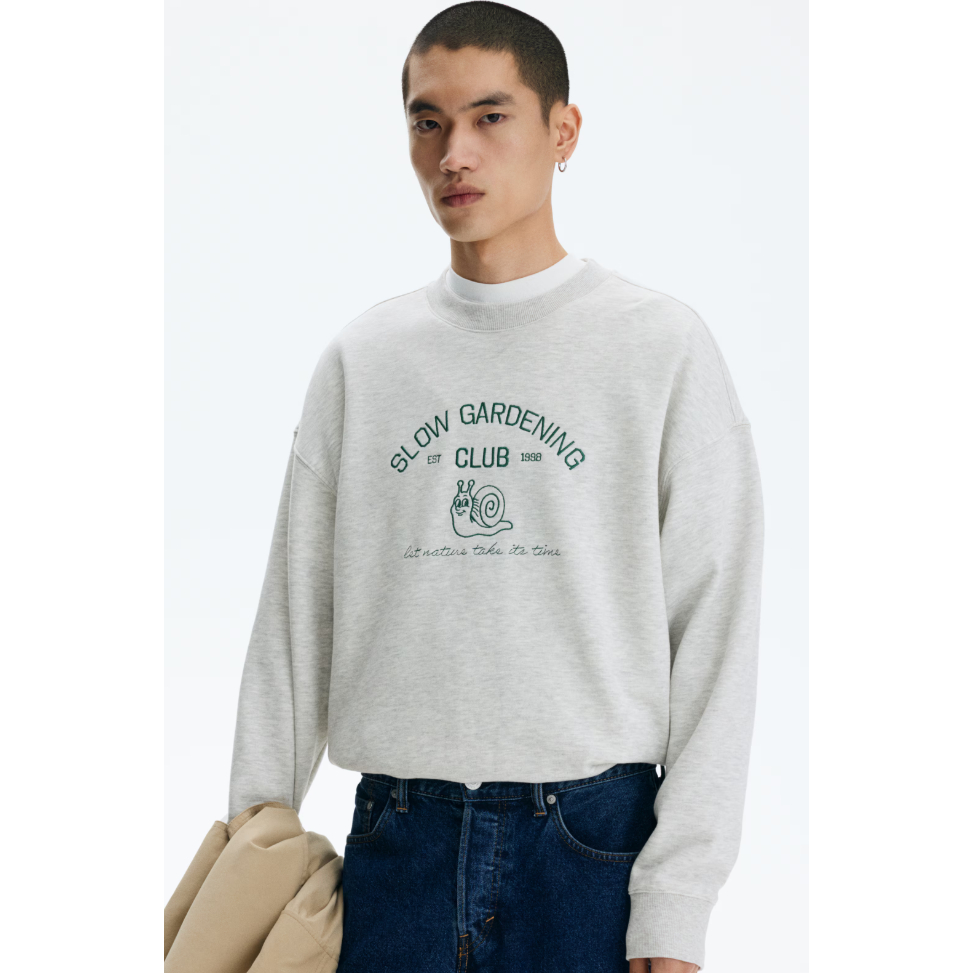 H&M(เอชแอนด์เอ็ม) เสื้อวอร์มพิมพ์ลายโอเวอร์ไซส์แบบเข้ารูป Men Oversized Fit Printed sweatshirt 1048152_7