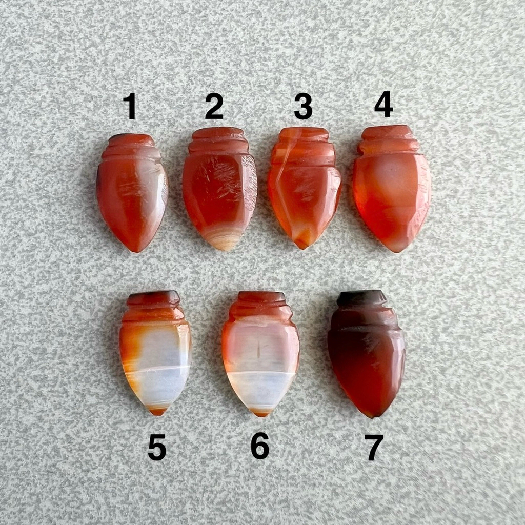 ลูกปัดหินคาเนเลี่ยน ทรงปลายหอก ราคาต่อ 1 ชิ้น