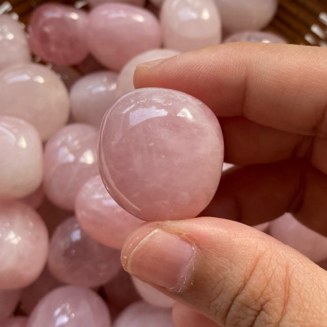 ‼️พร้อมส่งใน🇹🇭‼️Rose quartz โรสควอตซ์ขัดมัน สวย ช่วยส่งเสริมความรักความเมตตา, เสริมเสน่ห์ให้ผู้ครอบครอง ขนาดหิน 2-2.9 ซม