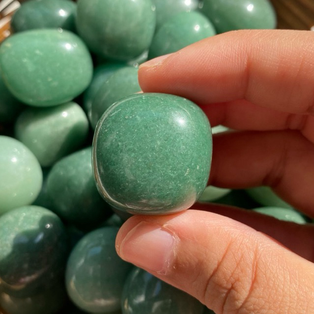 Green aventurine กรีนอเวนเจอรีนขัดมัน ช่วยส่งเสริมโชคลาภเงินทอง นำโอกาสดีๆ ความโชคดีมาให้ ทำให้จิตใจสงบ อบอุ่น ผ่อนคลาย