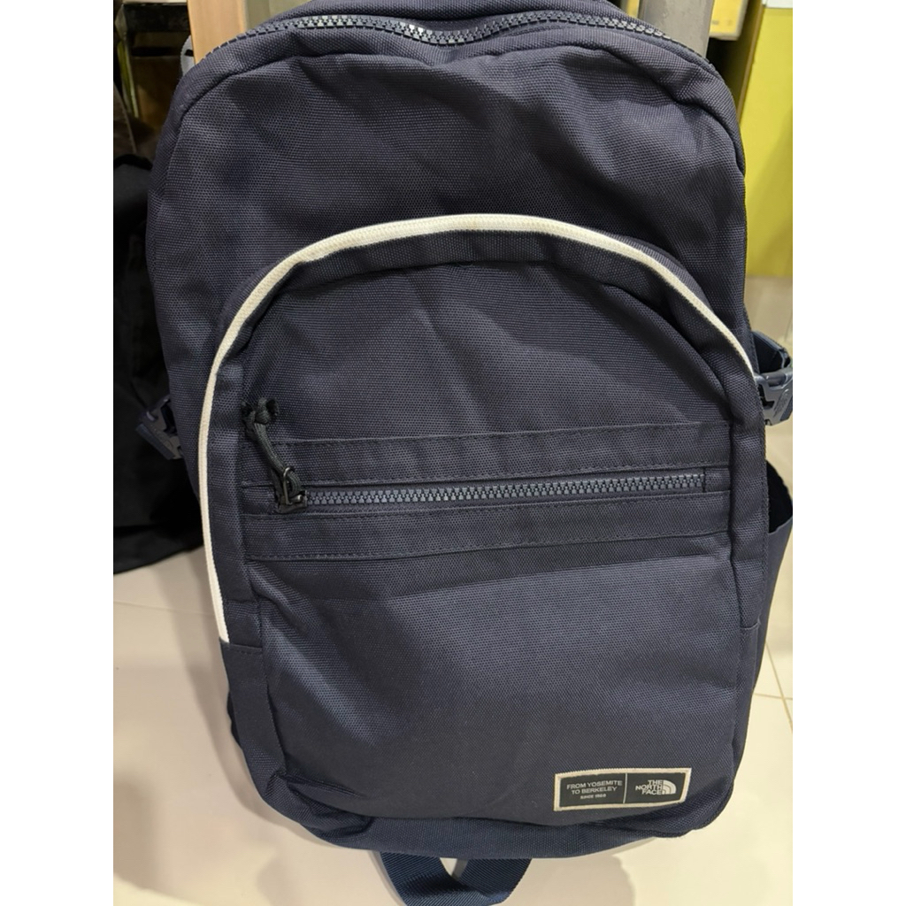 กระเป๋าเป้และคาดอกยี่ห้อ The north face