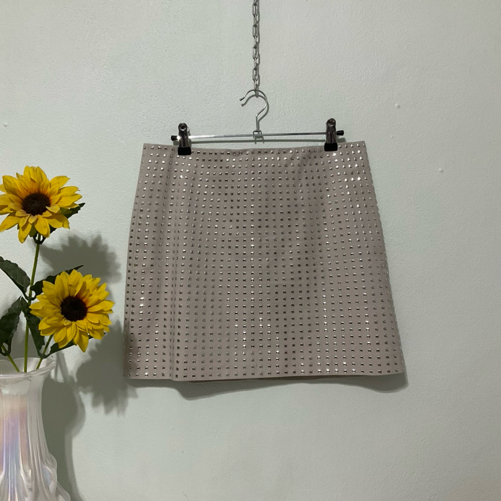 SK562 กระโปรงสั้น H&M ไซส์EUR 42 เอว32“สพ40”ยาว15.5“แต่งอะไล่เงินสวยเก๋