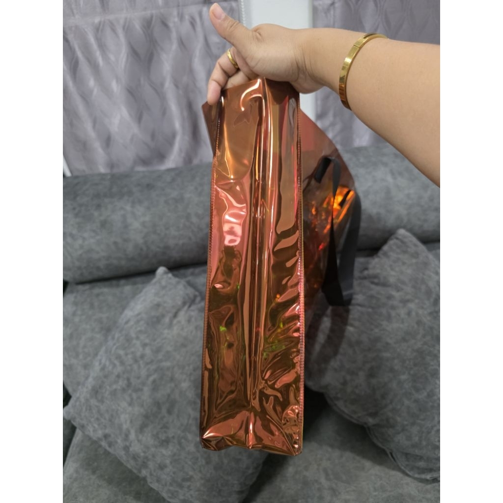 เป็นกระเป๋า Falcon Hologram Bag สีสันสวยเท่ไม่ซ้ำใคร ถือไปไหนก็เด่น ขนาด 10 x 45 x 35 ซม. จุของได้เยอะมาก วัสดุ PVC ราคา ถูกที่สุด ดีลบีเคเค แกลเลอรีภาพที่ 2