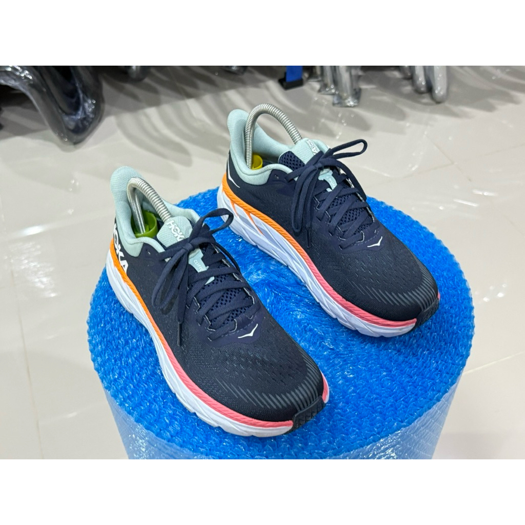 รองเท้ามือสอง hoka clieton7 ขนาด us 6.5 uk 8  เบอร์ 40 ยาว 250