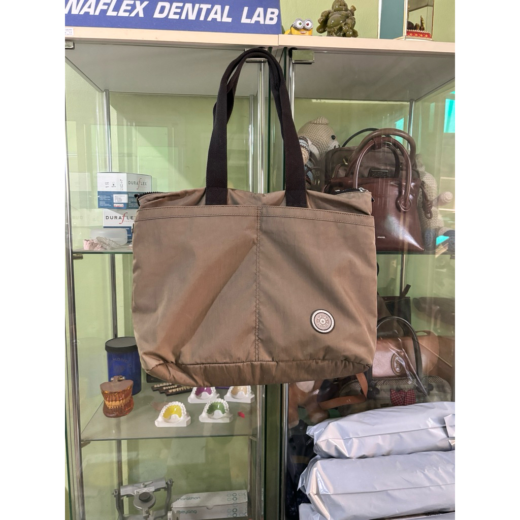 กระเป๋าสะพายข้างkiplingแท้ใบใหญ่มือสอง