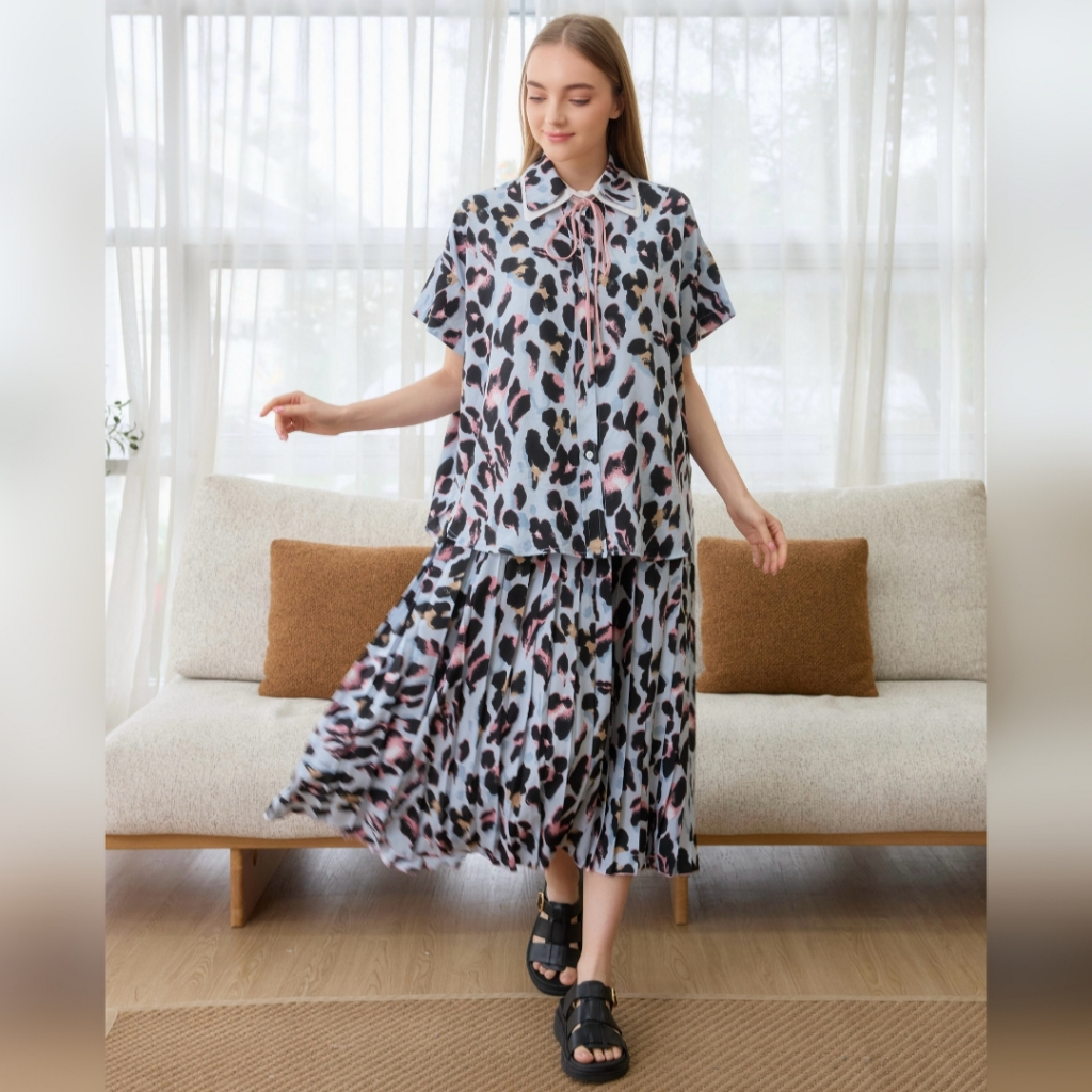 VACAY INDEED / Pleat-Folded Skirt ลาย Gentle Leopard กระโปรงพลีทยาว | พร้อมส่ง*