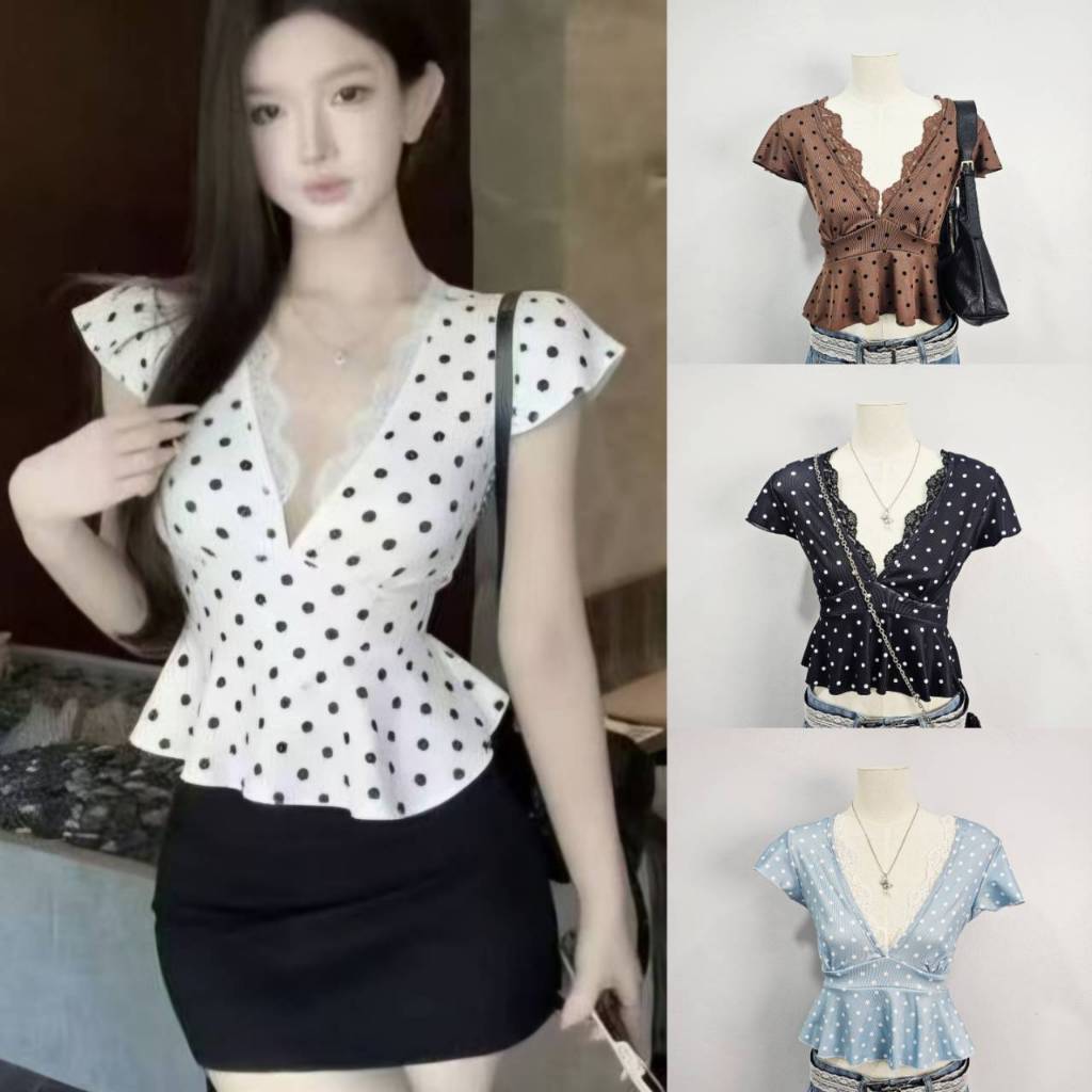 L'NADA【พร้อมส่ง】เสื้อครอปผู้หญิงลายจุด คอวีแต่งลูกไม้ แขนสั้น ชายระบาย ทรงเข้ารูป สไตล์เกาหลี มี4สี(A9543)