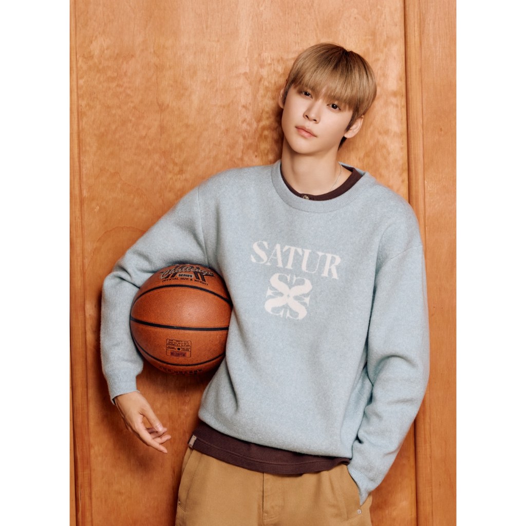 Satur [Riize's Pick] เสื้อไหมพรมคอกลมอึนซอก Basic Logo Jacquard Crew Neck Knit ของแท้จากช็อปเกาหลี✔️