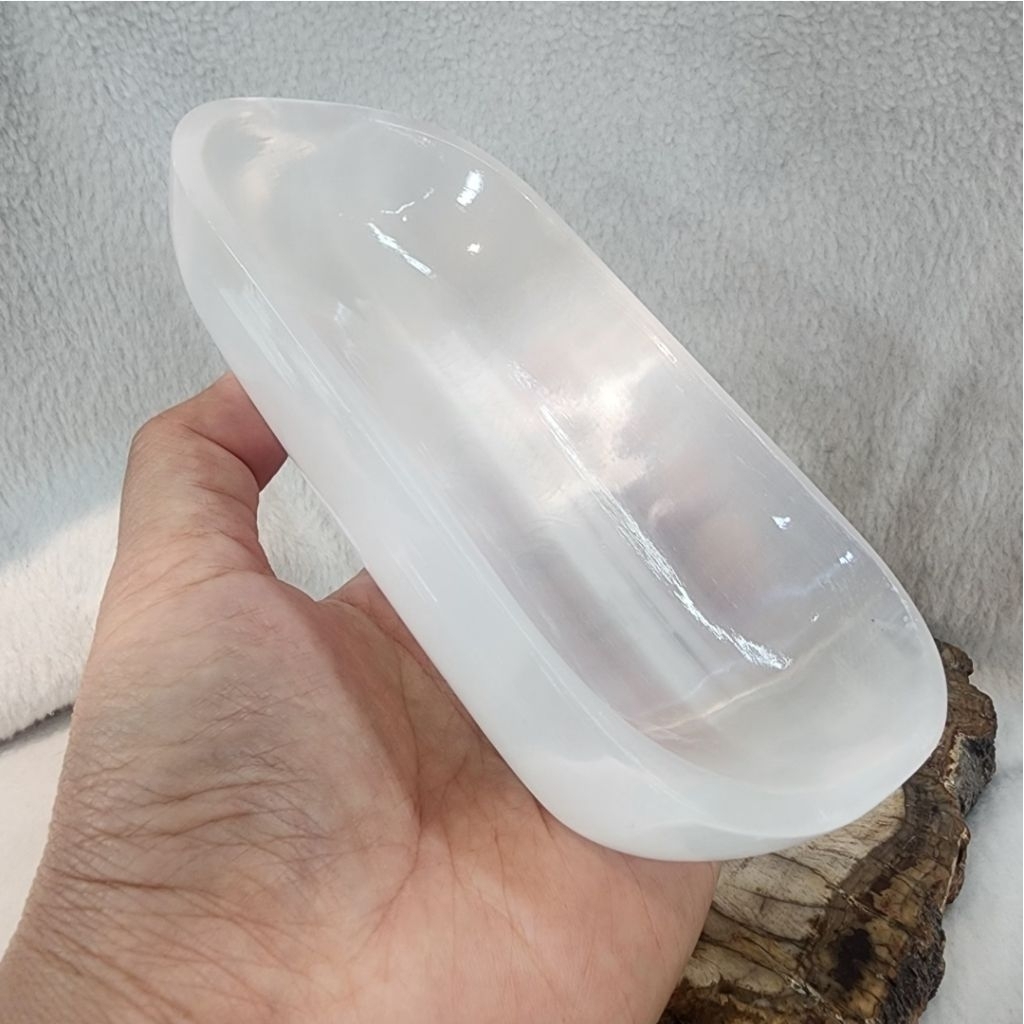ชามหินเซเลไนต์(Selenite Bowl)เซเลไนต์(Selenite)ยาว 15 ซม.หน้ากว้าง 7.2 ซม.หนา 3 ซม.ลึก 2 ซม.น้ำหนัก 