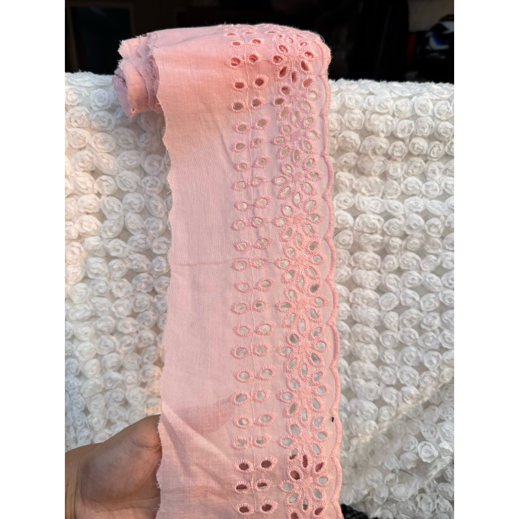 ผ้าลูกไม้คอตตอน สีโอรสกว้าง 4 นิ้ว 14-15หลา 280฿