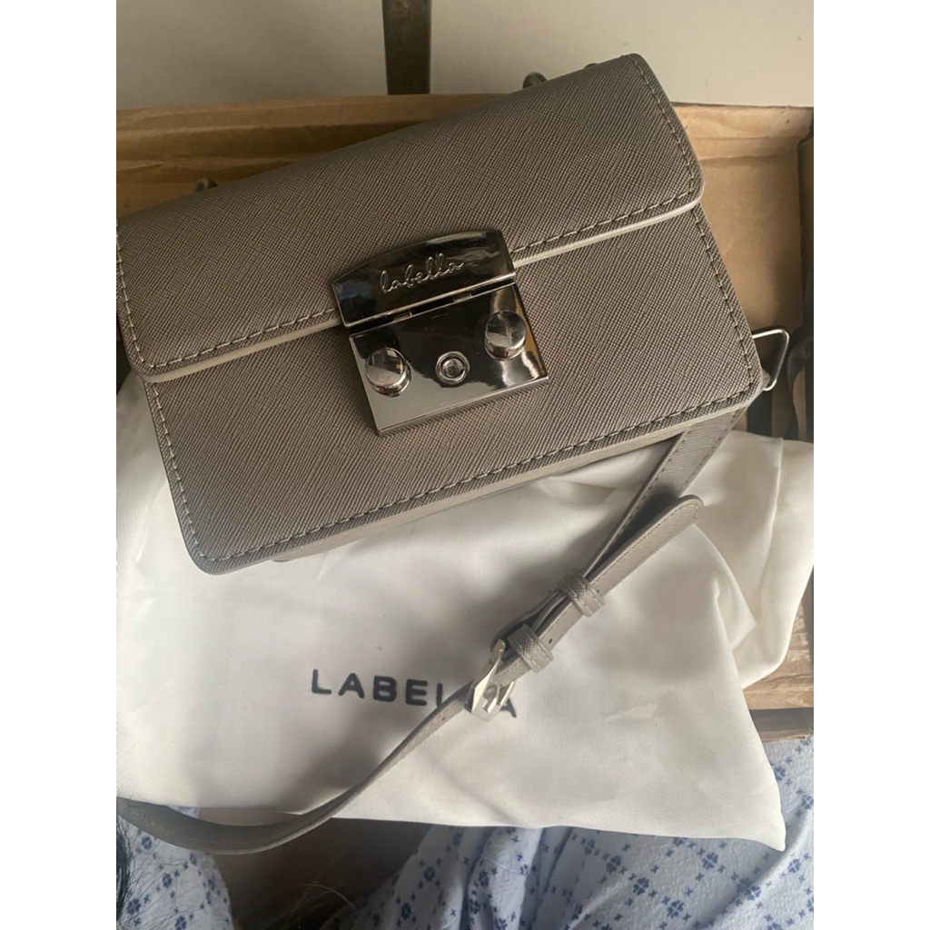 กระเป๋า labella  ไซส์ s มือสอง ใช้เอง  ตามภาพเลย                                                    